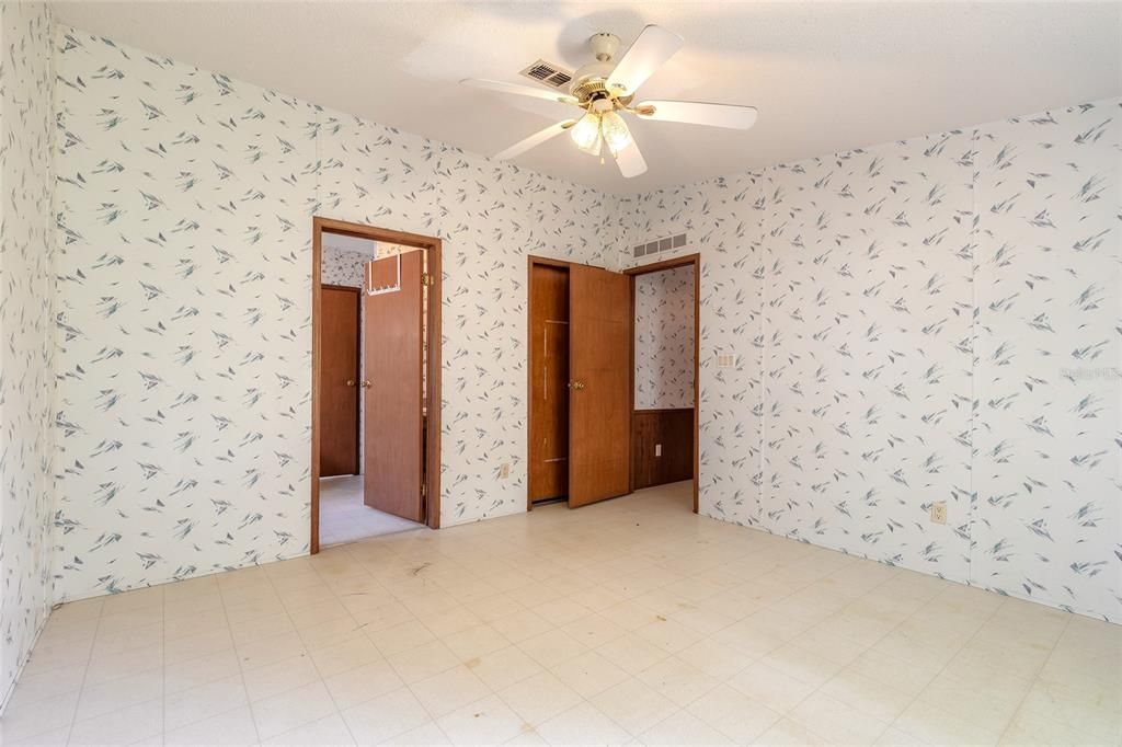 For Sale: $199,900 (2 beds, 2 baths, 1352 Square Feet)