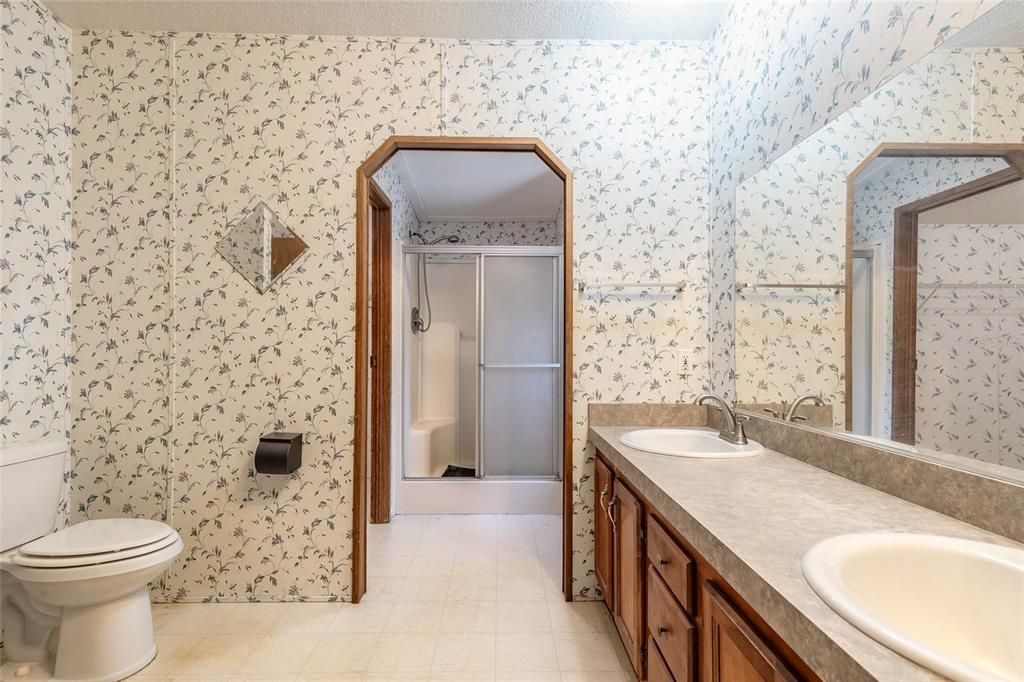 For Sale: $199,900 (2 beds, 2 baths, 1352 Square Feet)