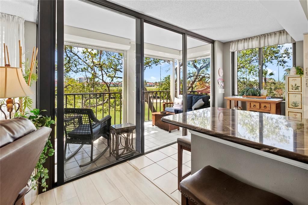 待售: $320,000 (2 贝兹, 2 浴室, 1050 平方英尺)