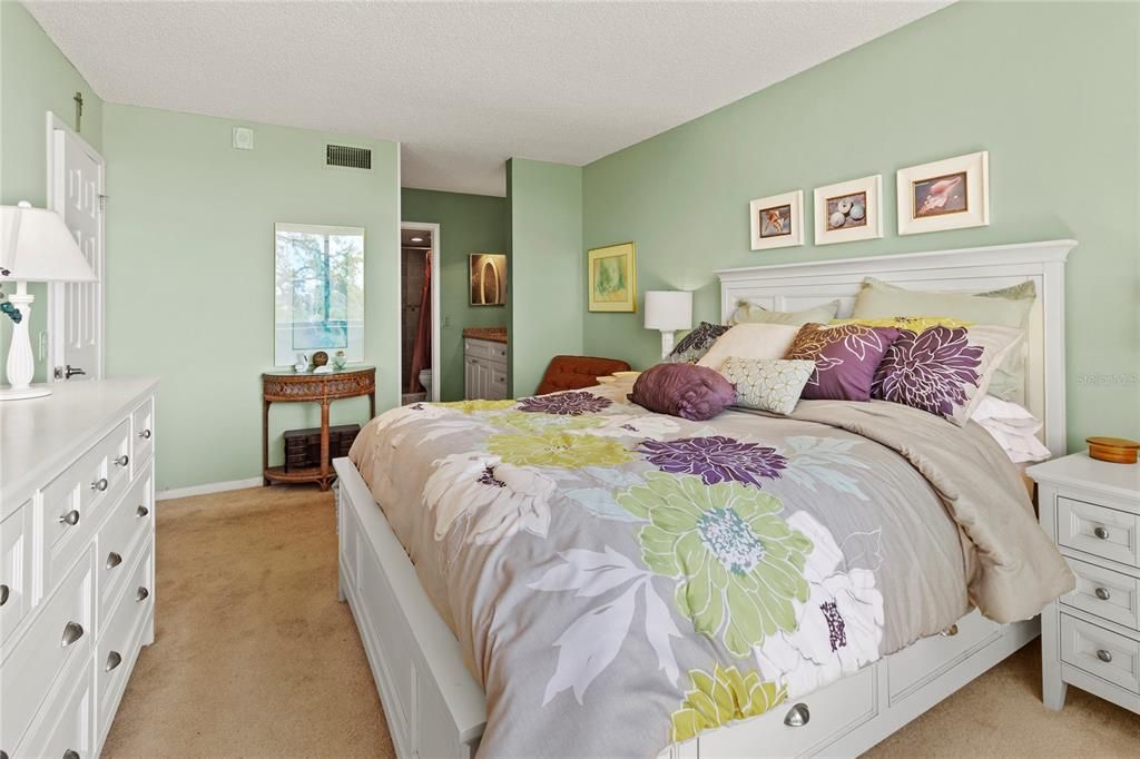 待售: $320,000 (2 贝兹, 2 浴室, 1050 平方英尺)