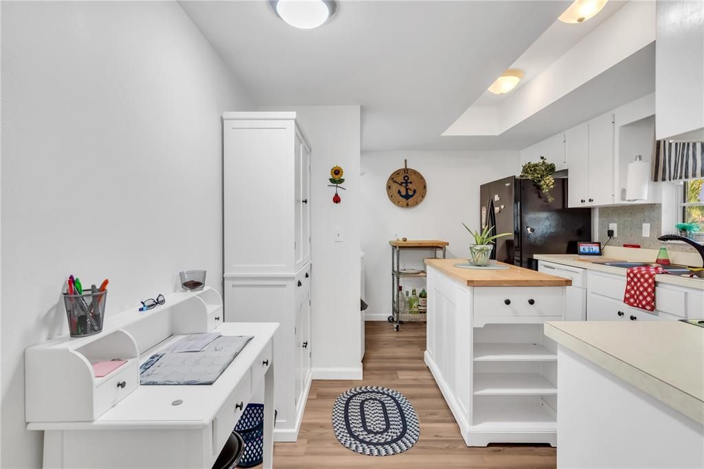 For Sale: $199,900 (1 beds, 1 baths, 752 Square Feet)