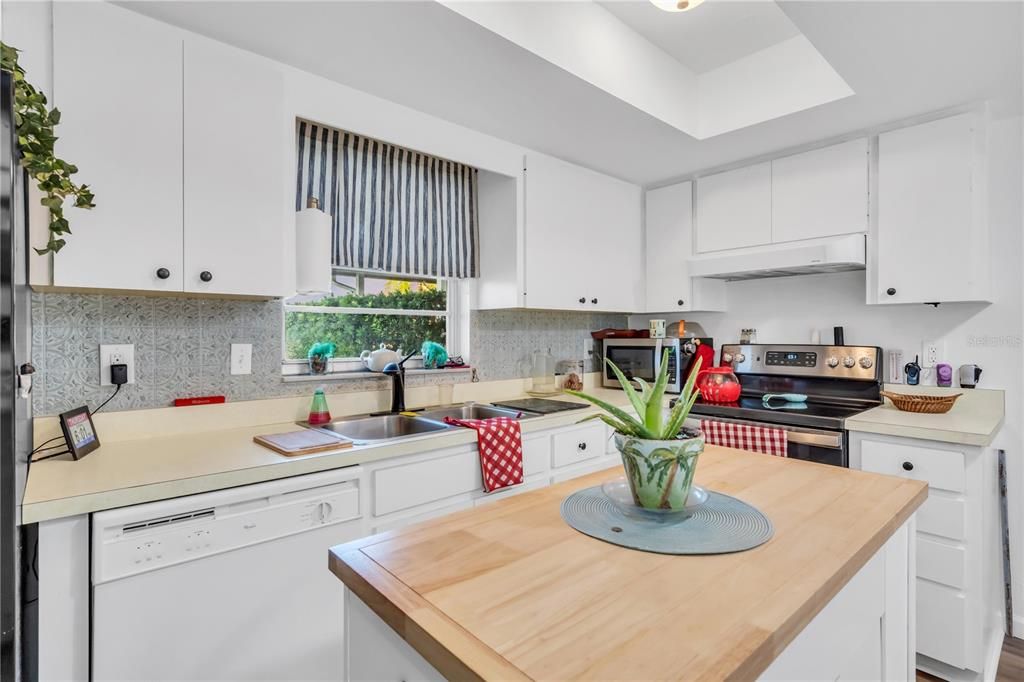 For Sale: $199,900 (1 beds, 1 baths, 752 Square Feet)