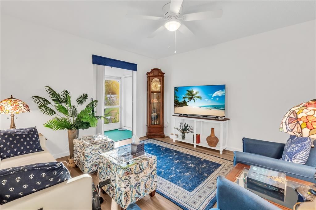 For Sale: $199,900 (1 beds, 1 baths, 752 Square Feet)