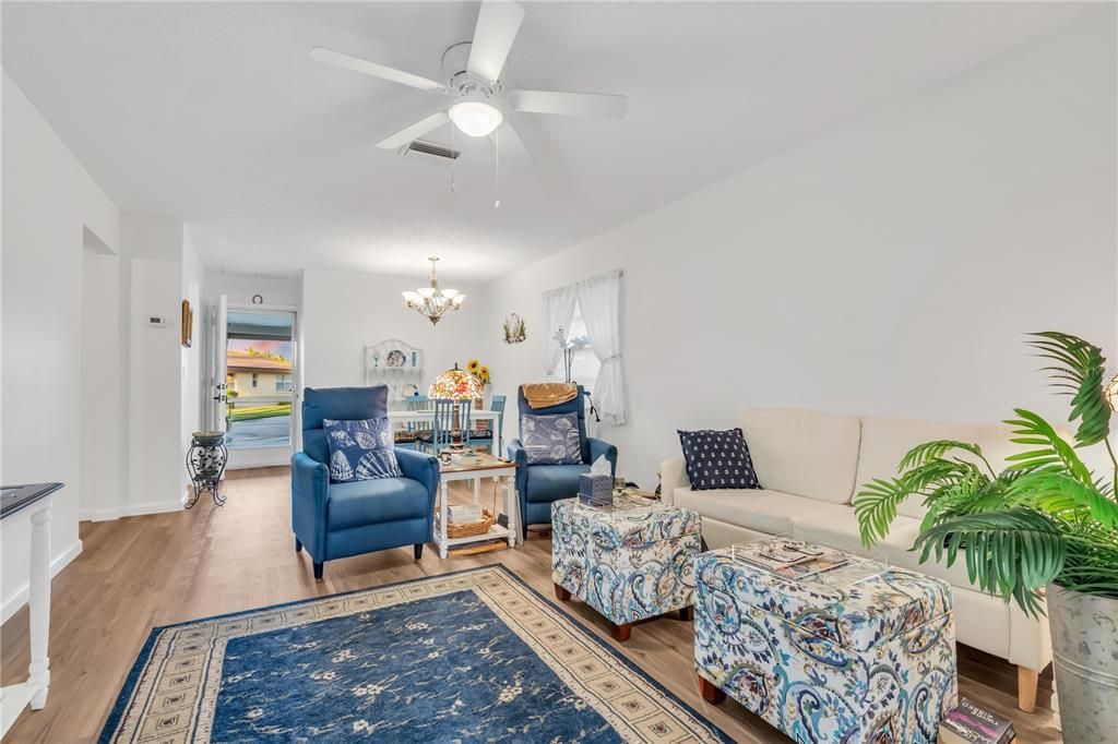 For Sale: $199,900 (1 beds, 1 baths, 752 Square Feet)