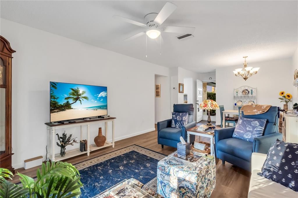 For Sale: $199,900 (1 beds, 1 baths, 752 Square Feet)