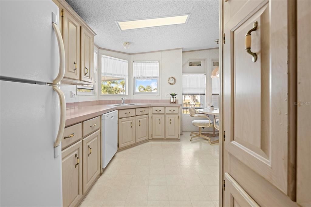 For Sale: $155,000 (2 beds, 2 baths, 1302 Square Feet)