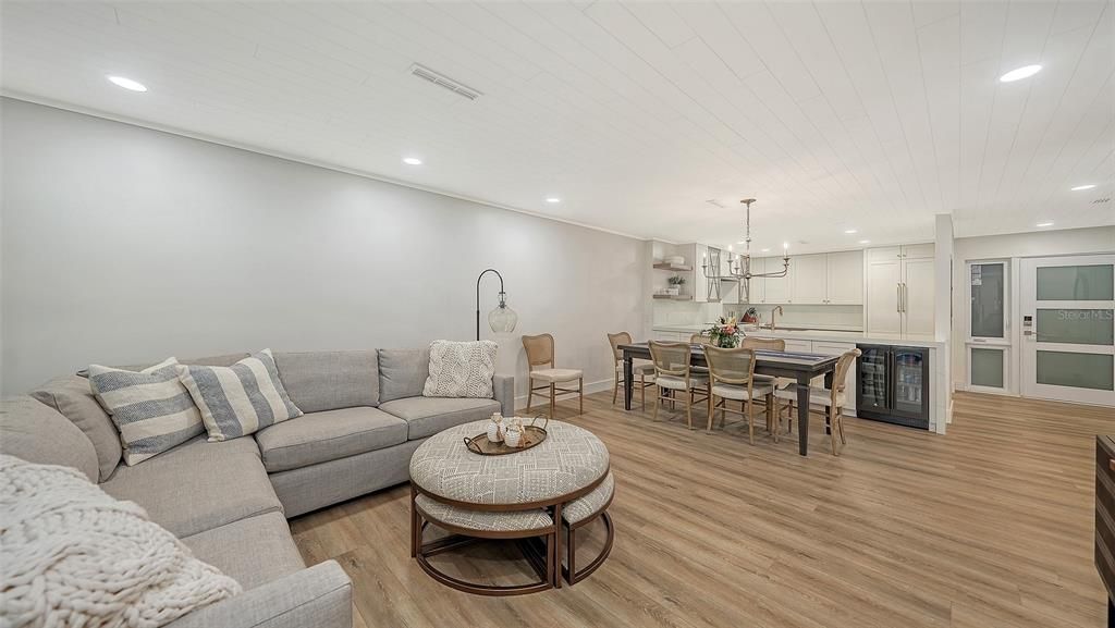 For Sale: $880,000 (2 beds, 2 baths, 1257 Square Feet)