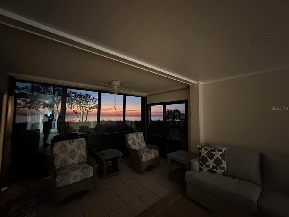 For Sale: $425,000 (2 beds, 2 baths, 1065 Square Feet)