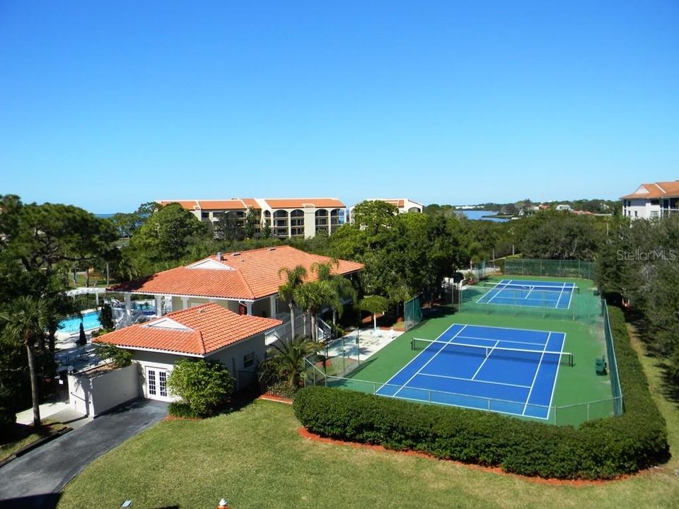 For Sale: $425,000 (2 beds, 2 baths, 1065 Square Feet)