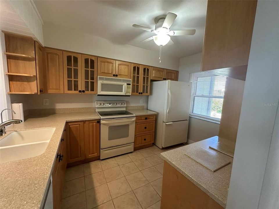 For Sale: $425,000 (2 beds, 2 baths, 1065 Square Feet)