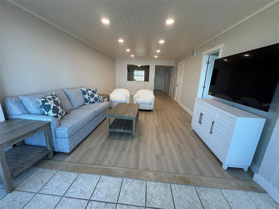 For Sale: $425,000 (2 beds, 2 baths, 1065 Square Feet)