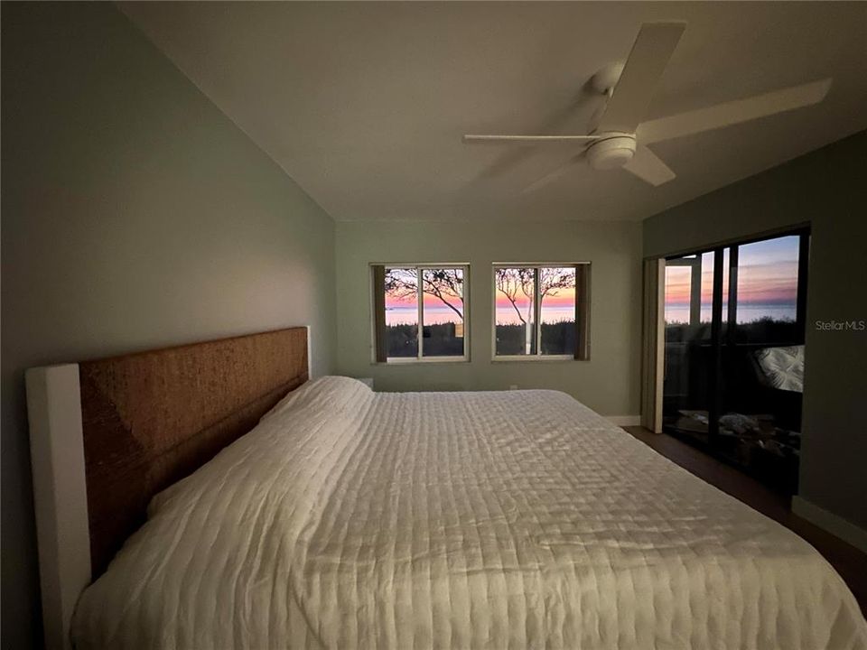 For Sale: $425,000 (2 beds, 2 baths, 1065 Square Feet)