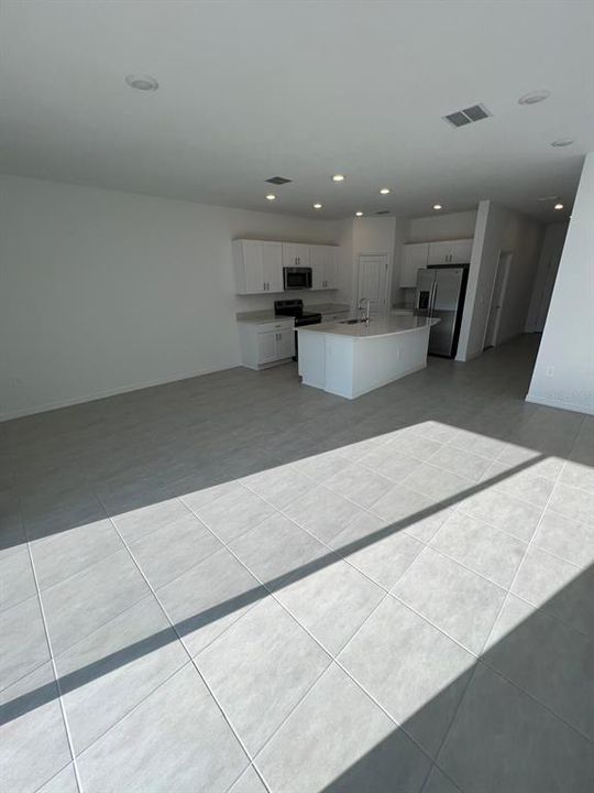 For Rent: $2,000 (3 beds, 2 baths, 1373 Square Feet)