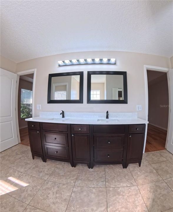 For Sale: $599,999 (4 beds, 3 baths, 2957 Square Feet)