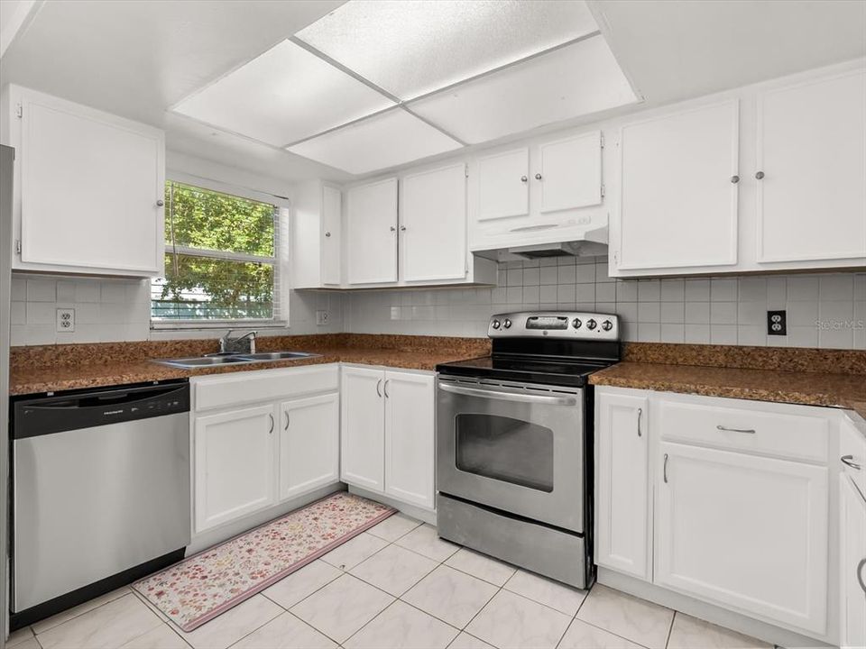 待售: $375,000 (4 贝兹, 2 浴室, 1410 平方英尺)