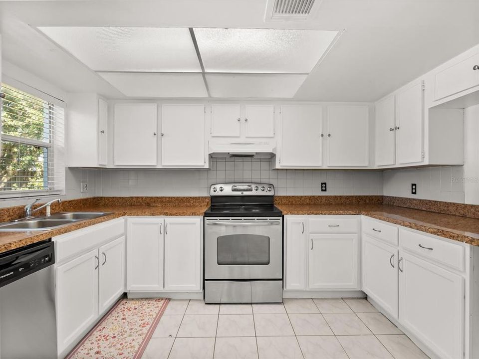 待售: $375,000 (4 贝兹, 2 浴室, 1410 平方英尺)