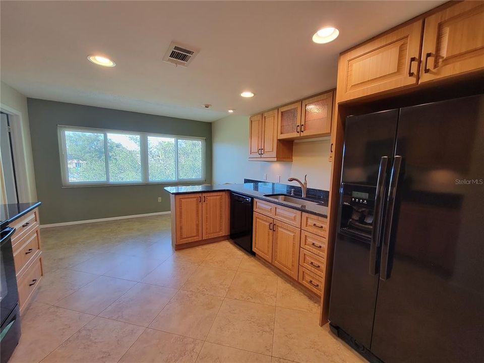 For Sale: $150,000 (2 beds, 2 baths, 1035 Square Feet)