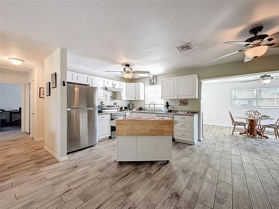 For Sale: $299,900 (3 beds, 2 baths, 1456 Square Feet)