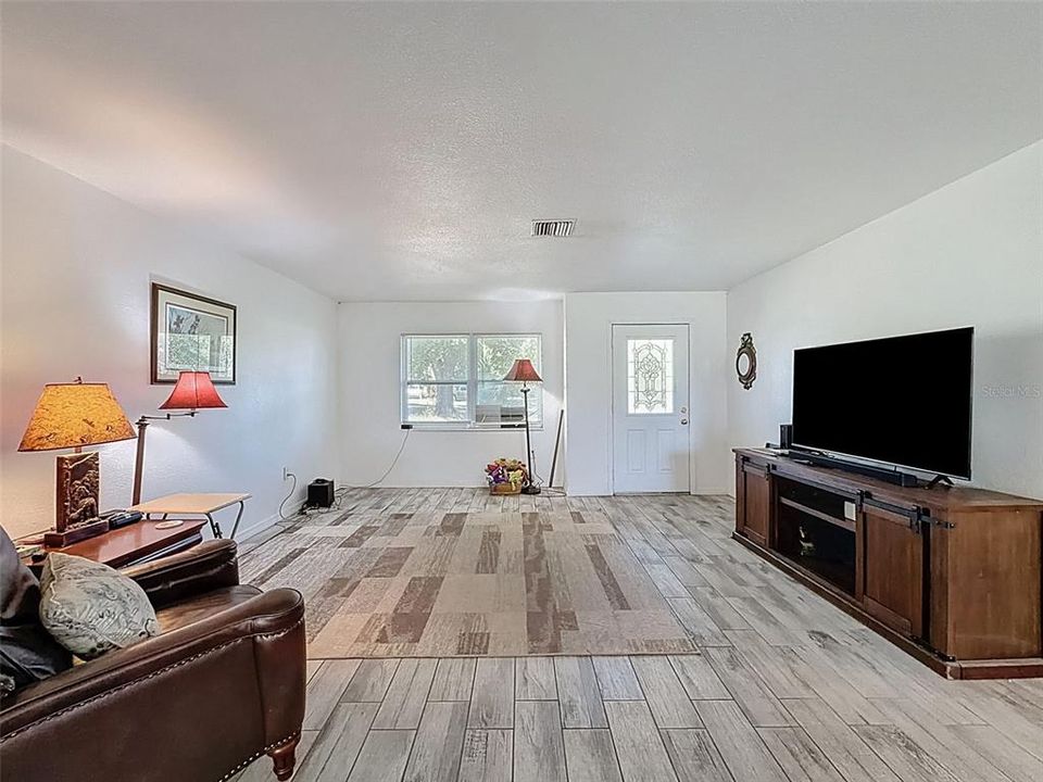 For Sale: $299,900 (3 beds, 2 baths, 1456 Square Feet)