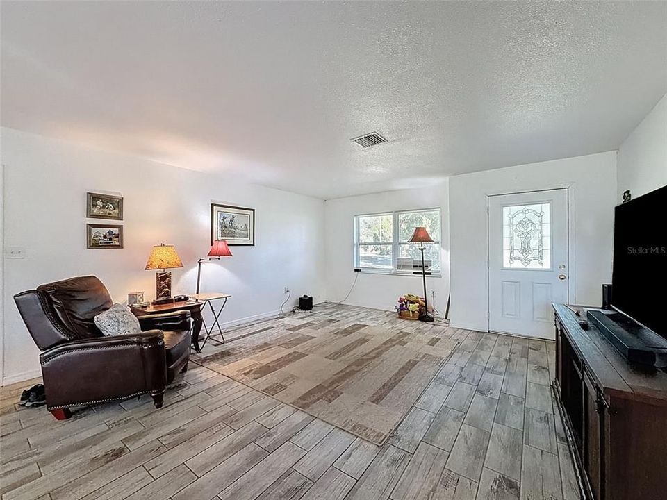 For Sale: $299,900 (3 beds, 2 baths, 1456 Square Feet)