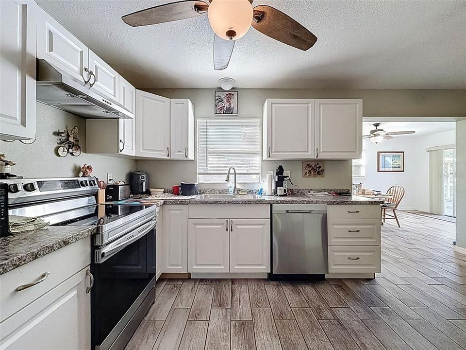 For Sale: $299,900 (3 beds, 2 baths, 1456 Square Feet)