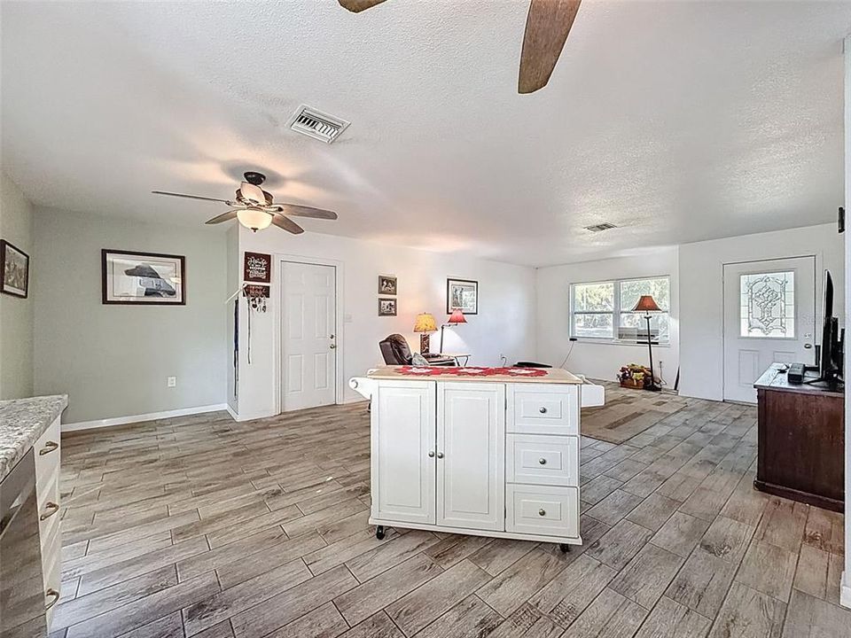 For Sale: $299,900 (3 beds, 2 baths, 1456 Square Feet)