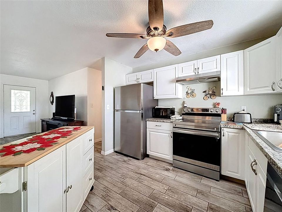 For Sale: $299,900 (3 beds, 2 baths, 1456 Square Feet)