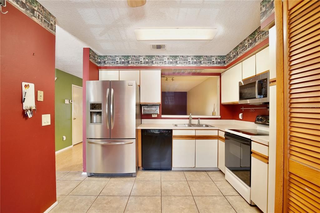 For Sale: $260,000 (3 beds, 2 baths, 1358 Square Feet)