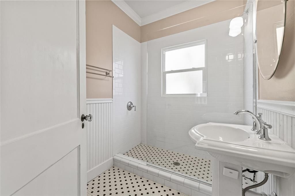 合同活跃: $599,500 (2 贝兹, 2 浴室, 1164 平方英尺)