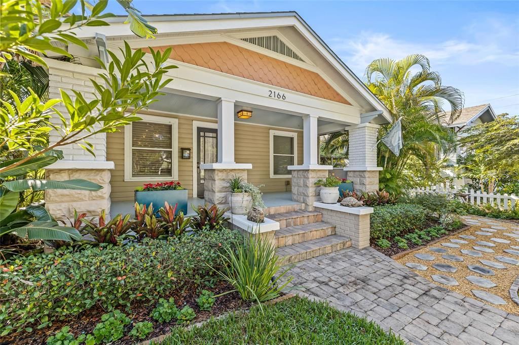 合同活跃: $599,500 (2 贝兹, 2 浴室, 1164 平方英尺)