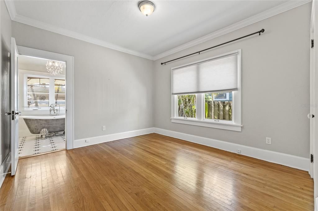 合同活跃: $599,500 (2 贝兹, 2 浴室, 1164 平方英尺)