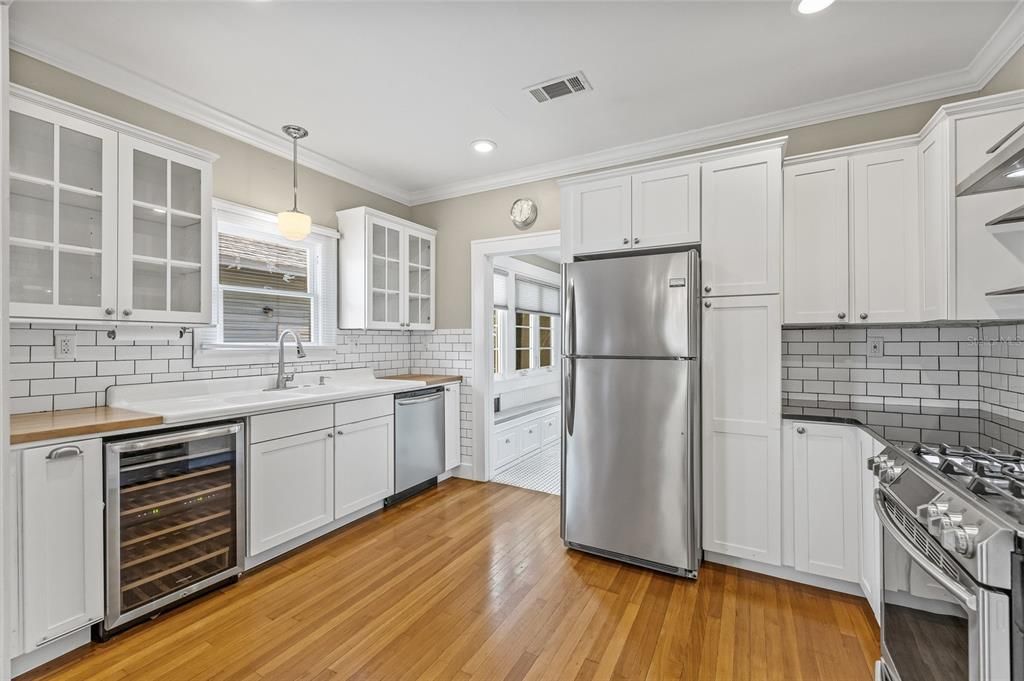 合同活跃: $599,500 (2 贝兹, 2 浴室, 1164 平方英尺)