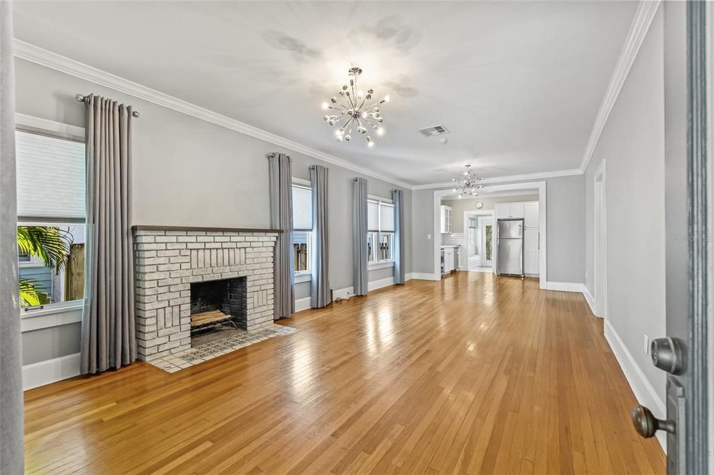 合同活跃: $599,500 (2 贝兹, 2 浴室, 1164 平方英尺)