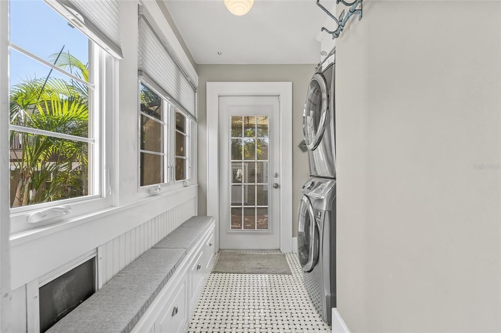 合同活跃: $599,500 (2 贝兹, 2 浴室, 1164 平方英尺)