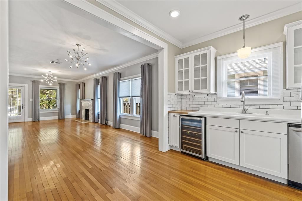 合同活跃: $599,500 (2 贝兹, 2 浴室, 1164 平方英尺)