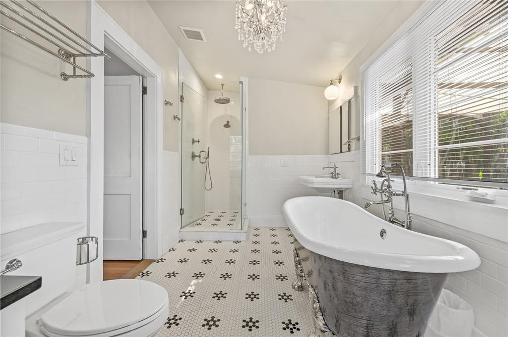 合同活跃: $599,500 (2 贝兹, 2 浴室, 1164 平方英尺)