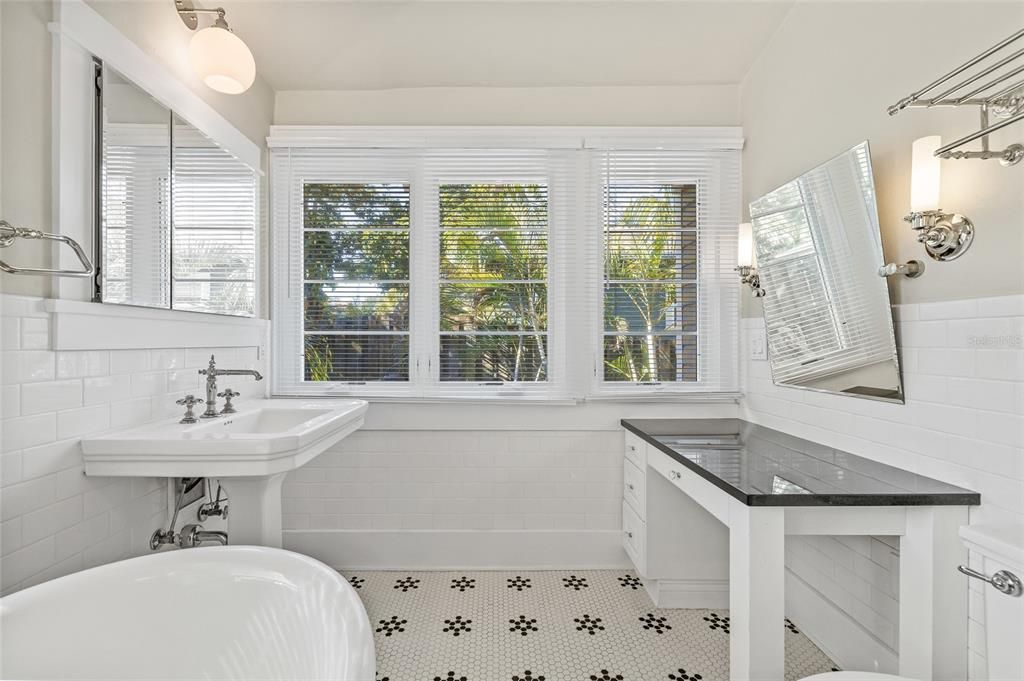 合同活跃: $599,500 (2 贝兹, 2 浴室, 1164 平方英尺)