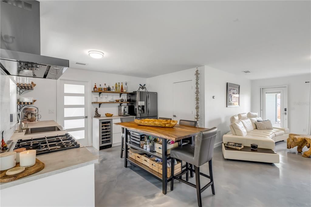 En Venta: $650,000 (3 camas, 3 baños, 1340 Pies cuadrados)