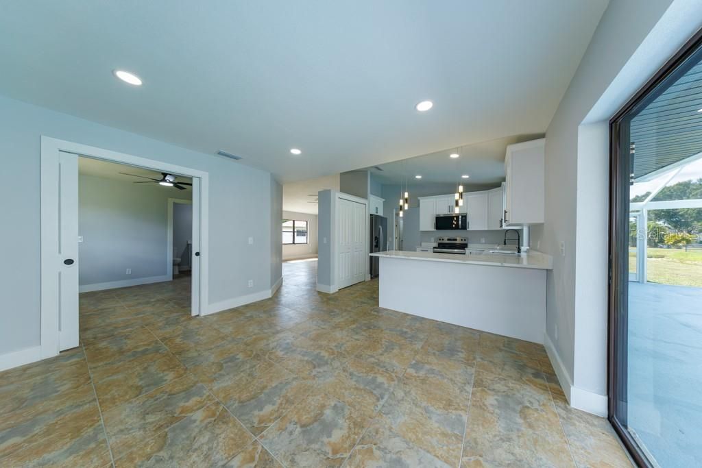 待售: $375,000 (4 贝兹, 3 浴室, 1795 平方英尺)