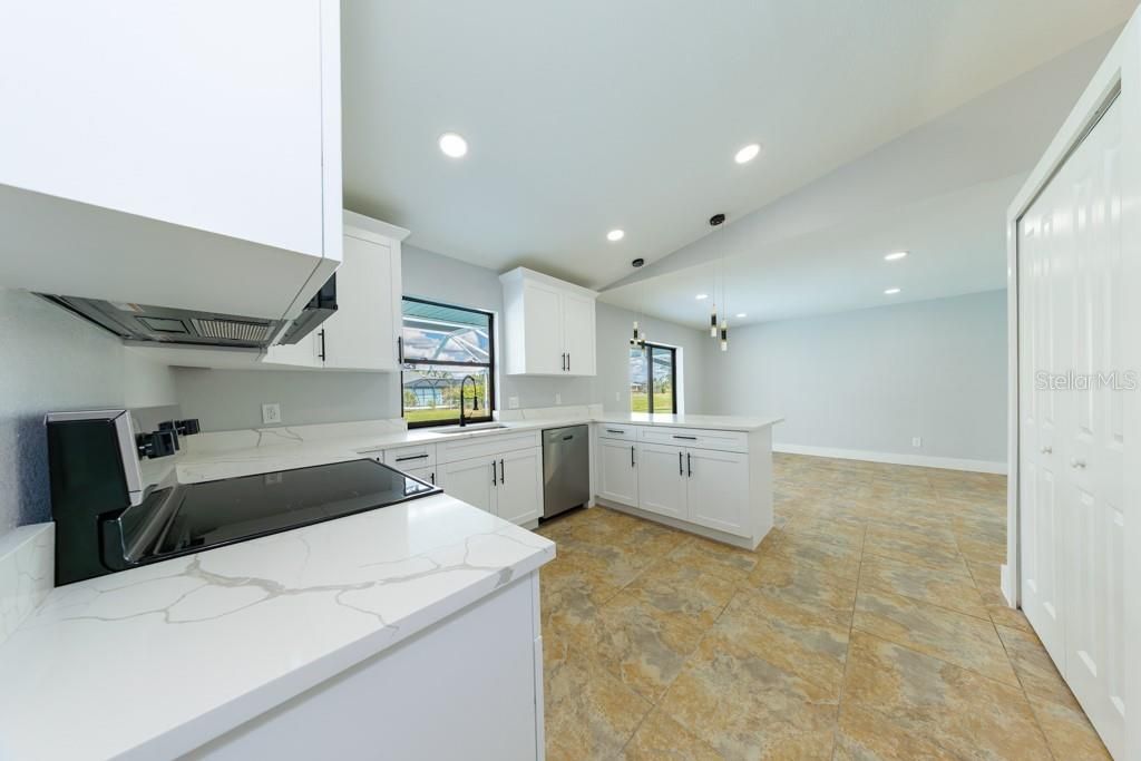 待售: $375,000 (4 贝兹, 3 浴室, 1795 平方英尺)