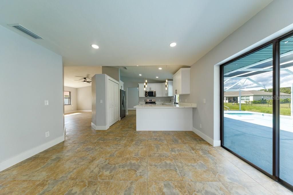 待售: $375,000 (4 贝兹, 3 浴室, 1795 平方英尺)