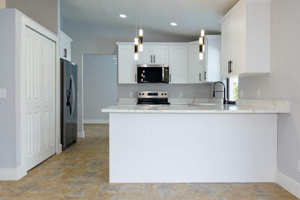 待售: $375,000 (4 贝兹, 3 浴室, 1795 平方英尺)