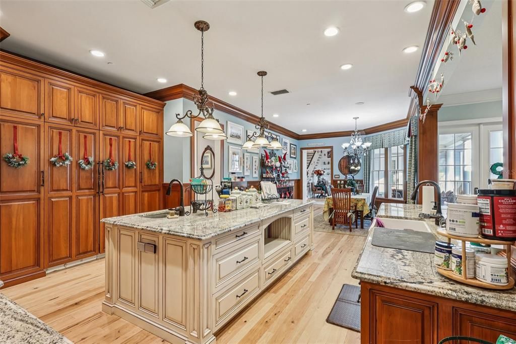 For Sale: $4,900,000 (7 beds, 7 baths, 8216 Square Feet)