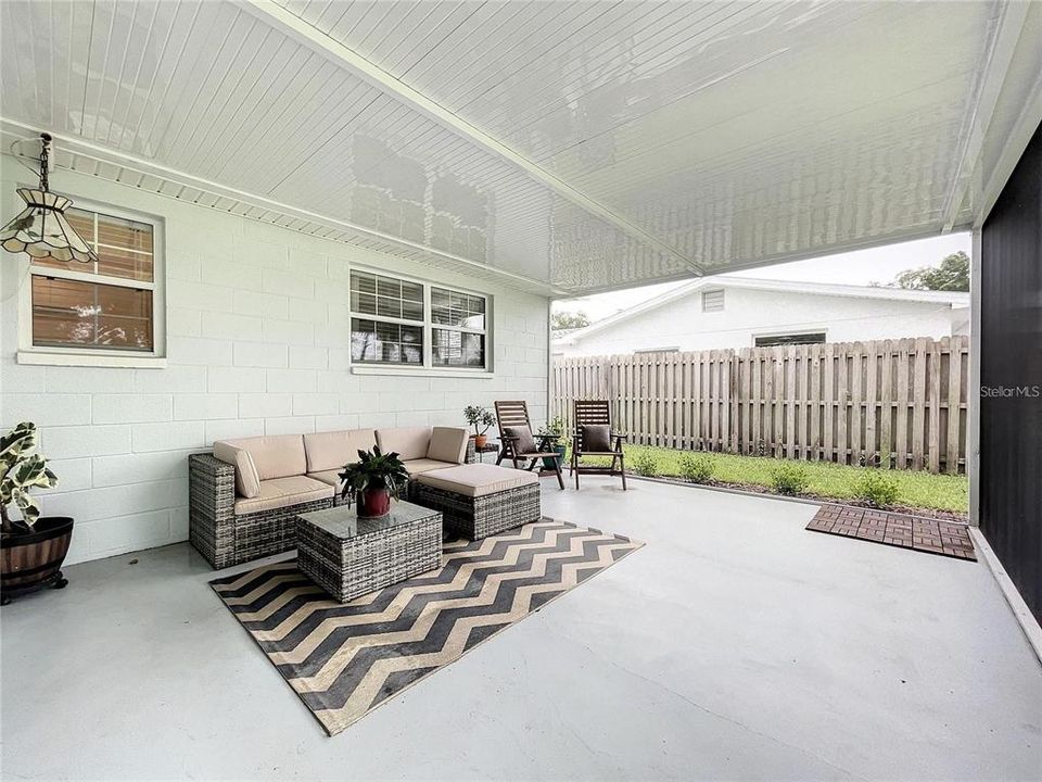 合同活跃: $249,900 (2 贝兹, 2 浴室, 1372 平方英尺)