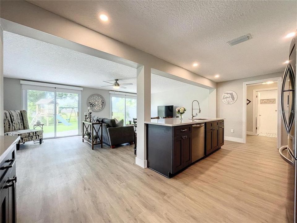 合同活跃: $249,900 (2 贝兹, 2 浴室, 1372 平方英尺)