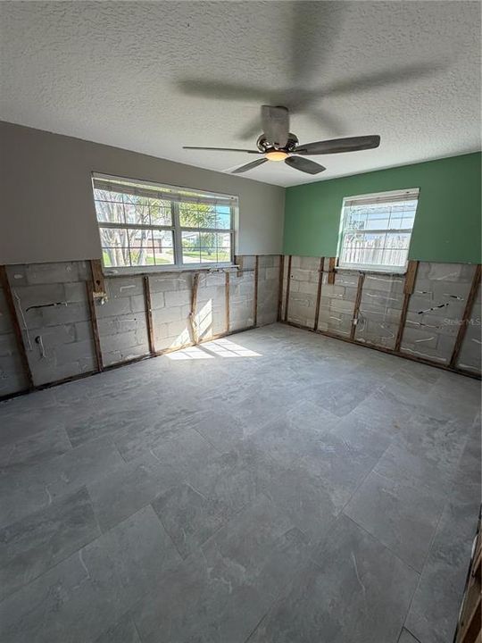 合同活跃: $249,900 (2 贝兹, 2 浴室, 1372 平方英尺)