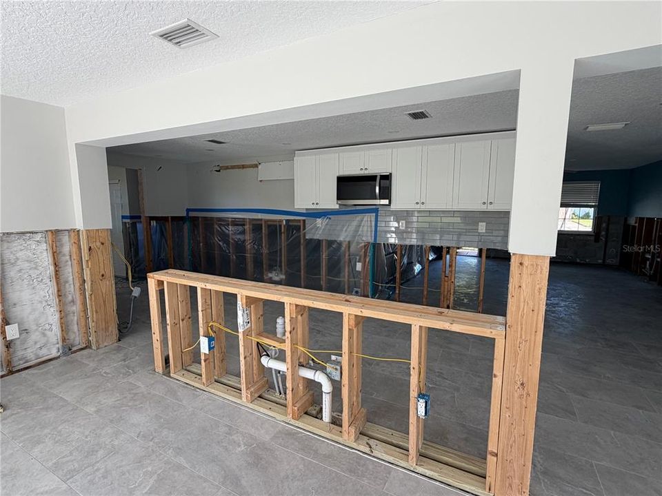 合同活跃: $249,900 (2 贝兹, 2 浴室, 1372 平方英尺)