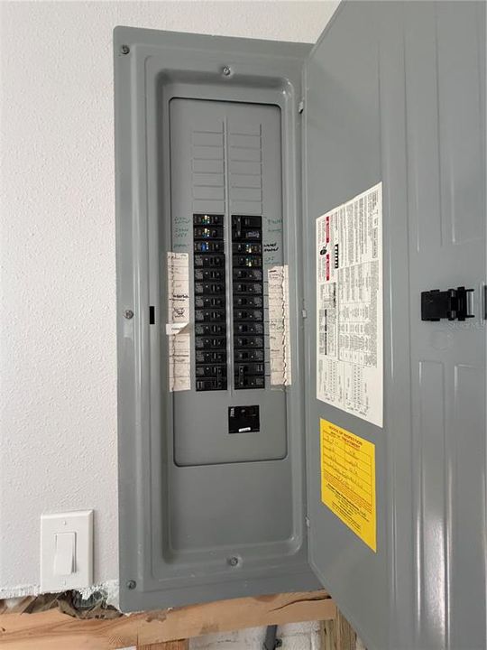 合同活跃: $249,900 (2 贝兹, 2 浴室, 1372 平方英尺)