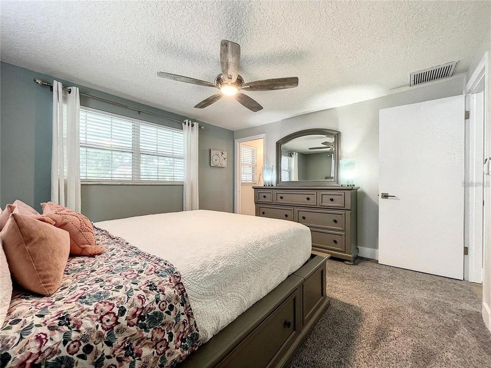 合同活跃: $249,900 (2 贝兹, 2 浴室, 1372 平方英尺)