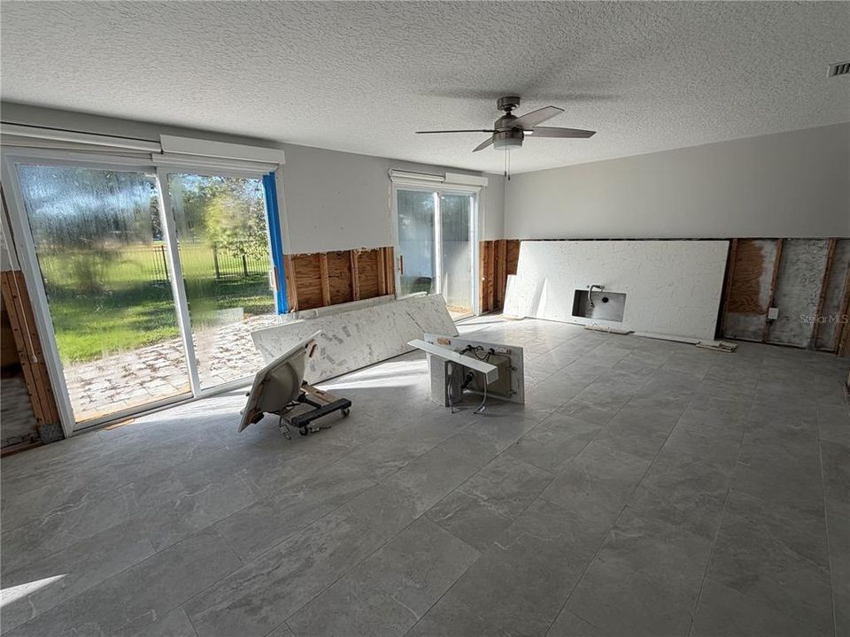 合同活跃: $249,900 (2 贝兹, 2 浴室, 1372 平方英尺)